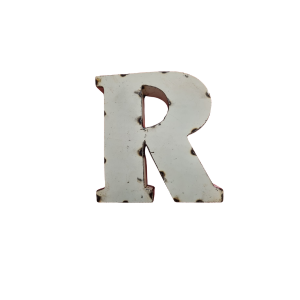 Une lettre "A" blanche tridimensionnelle en métal recyclé rustique avec de petites taches sombres, rappelant la Lettre A déco métal recyclé 15cm, se détache sur un fond blanc uni.