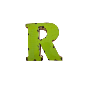 Un grand "R" majuscule en bois peint en vert vif avec des taches sombres est affiché sur un fond blanc - idéal pour être associé à la Lettre A déco métal recyclé 15cm pour une décoration accrocheuse.