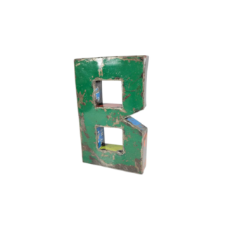 Un "B" tridimensionnel de couleur verte, à la peinture usée, se tient debout sur un fond blanc, comme la Lettre B déco métal recyclé de 22 cm.
