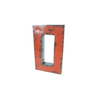 Le Chiffre 0 déco métal recyclé 22 cm est un cadre métallique rectangulaire et vertical à la finition rouge vieillie et à la rouille visible, dont le centre est vide. Il est idéal pour une présentation élégante sur un fond blanc.