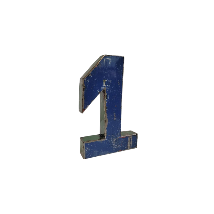 Un numéro un en bois bleu et usé par les intempéries se dresse sur un fond blanc, son aspect vintage rappelant le Chiffre 0 déco métal recyclé 22 cm (Copie).