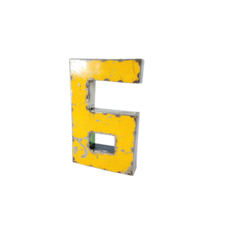 Lettre "6 ou 9 " métallique tridimensionnelle peinte en jaune avec peinture écaillée et usure, stylisée comme le Chiffre 5 déco métal recyclé 22 cm (Copie), isolée sur fond blanc.
