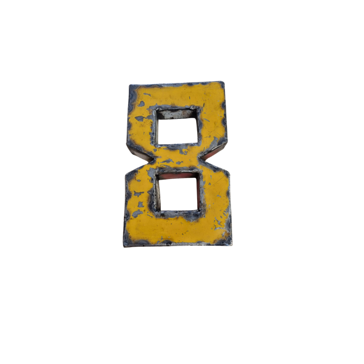 Décor "chiffre 8" en métal recyclé de 22 cm, présentant une finition jaune altérée avec rouille visible et peinture écaillée, isolé sur fond blanc.