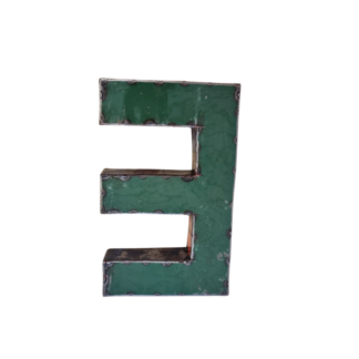 Un grand chiffre 3 déco métal recyclé vert de 22 cm avec une texture légèrement altérée et des rivets visibles le long des bords, isolé sur un fond blanc.