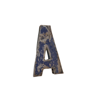 Lettre "A" en métal bleu altéré, de 22 cm de haut, fabriquée à partir de métal recyclé avec des taches de peinture écaillée révélant une surface rustique. La lettre est posée seule sur un fond blanc uni.
