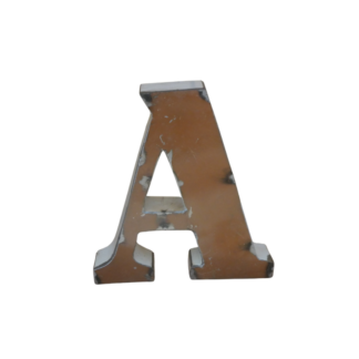 Une "Lettre A déco métal recyclé 15cm" métallique, dont la surface est usée par le temps, se tient debout sur un fond blanc.