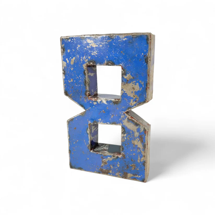 Chiffre 8 déco métal recyclé 22 cm en trois dimensions, peint en bleu avec des zones ébréchées laissant apparaître le métal. Associez-le à un Chiffre 7 déco métal pour un contraste unique sur fond blanc.