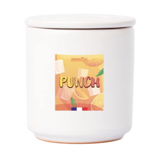 Un récipient en céramique blanche étiqueté "Bougie Cocktail Punch" présente des images de glaçons, des tranches d'agrumes, le texte "PUNCH" en gras, de petits drapeaux français et le nom de la marque "Cocktails & Cie.