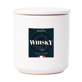 Un pot en céramique blanche avec un couvercle, portant une étiquette foncée où l'on peut lire "Whisky" en grosses lettres, ainsi qu'un texte en français et un petit drapeau français au bas de l'étiquette.
