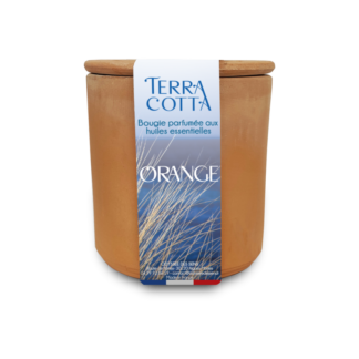 La bougie Bougie Terracotta Orange est présentée dans un pot en terre cuite avec un couvercle en bois. L'étiquette indique "Terra Cotta", "Bougie parfumée aux huiles essentielles" et "Orange", avec de l'herbe sèche sur fond bleu.