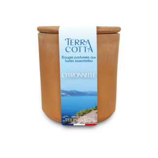 Le Bougie Terracotta Citronnelle est un photophore en terre cuite avec un couvercle en bois et une étiquette indiquant "TERRACOTTA Bougie parfumée aux huiles essentielles CITRONNELLE", ainsi qu'une image d'un paysage côtier et d'une mer bleue.