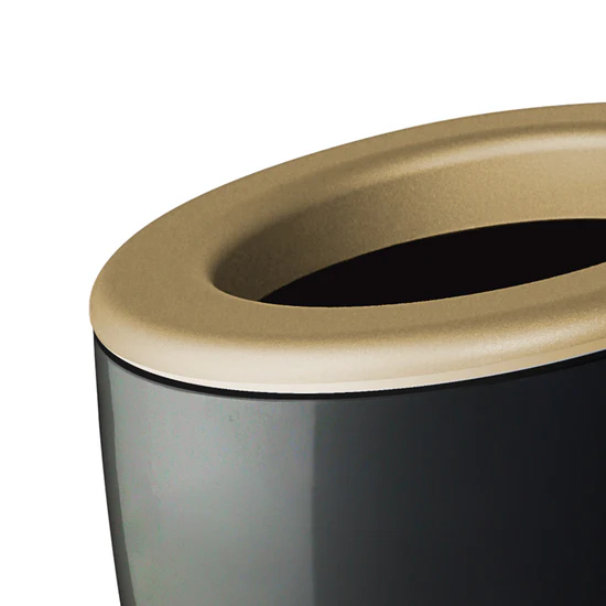 Gros plan sur le Rafraîchisseur DEMI noir ou, une poubelle moderne de couleur noire avec un large couvercle ovale beige doté d'une grande ouverture centrale.