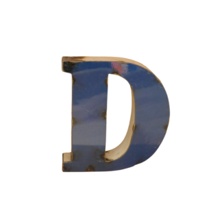 La Lettre D déco métal recyclé 15cm présente une finition bleue réfléchissante avec de subtiles taches sombres, sur un fond blanc uni, et s'associe élégamment à toute Lettre C métallique pour un décor moderne.