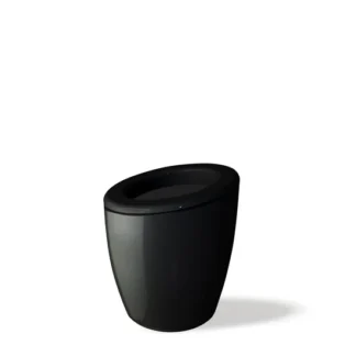 Des toilettes noires, élégantes et modernes, au design arrondi et au plateau incliné, sur un fond blanc uni.