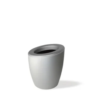 Le Rafraîchisseur DEMI Métal (2 coloris), une glacière ovale argentée élégante avec un couvercle ouvert incliné, est centré sur un fond blanc uni.