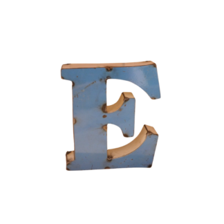 Une Lettre E déco métal recyclé 15cm bleue, de style vintage, avec des bords usés et des taches visibles, se détache sur un fond blanc uni.