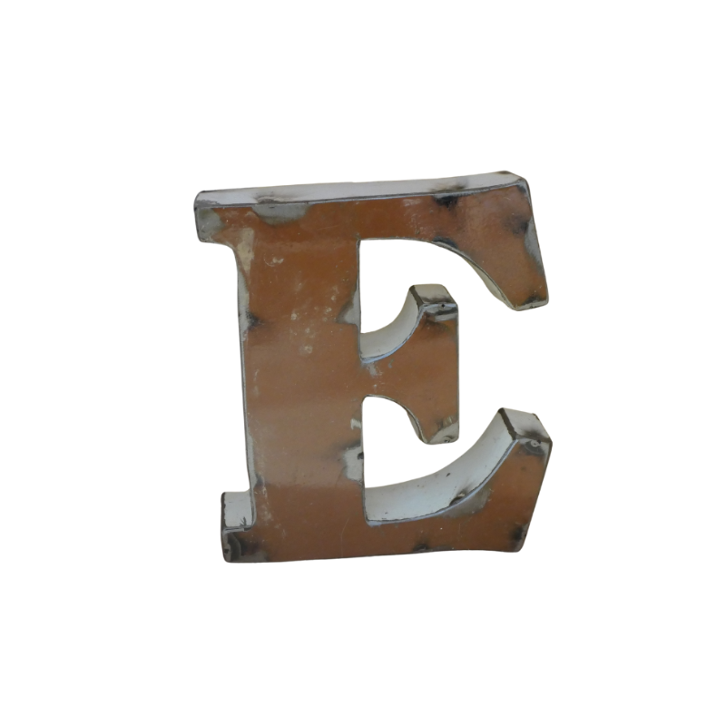 La lettre E métallique - Lettre E déco métal recyclé 15cm - présente un aspect rustique, avec des marques de soudure visibles et une finition légèrement ternie, se détachant sur un fond blanc.