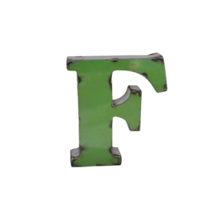 Lettre F majuscule verte à l'aspect vieilli et aux bords sombres, inspirée de la Lettre F déco métal recyclé 15cm, présentée sur un fond blanc uni.