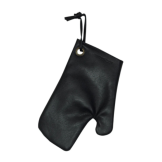 Le gant de cuisine en cuir de Gant (disponible en 2 couleurs) se compose de cuir, d'une section pour le pouce et les doigts, d'un œillet en métal et d'une sangle de suspension noire dans le coin supérieur.