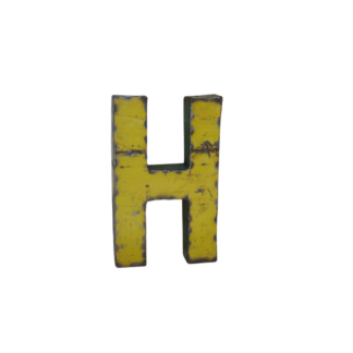 Lettre H déco métal recyclé 22cm : un "H" jaune, majuscule, tridimensionnel, avec une texture usée et des bords sombres, évoquant le style de la Lettre G déco métal, se tient debout sur un fond blanc.
