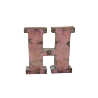 Une lettre "H" métallique avec une finition rustique rose, comme la Lettre H déco métal recyclé 15cm, est présentée sur un fond blanc uni.