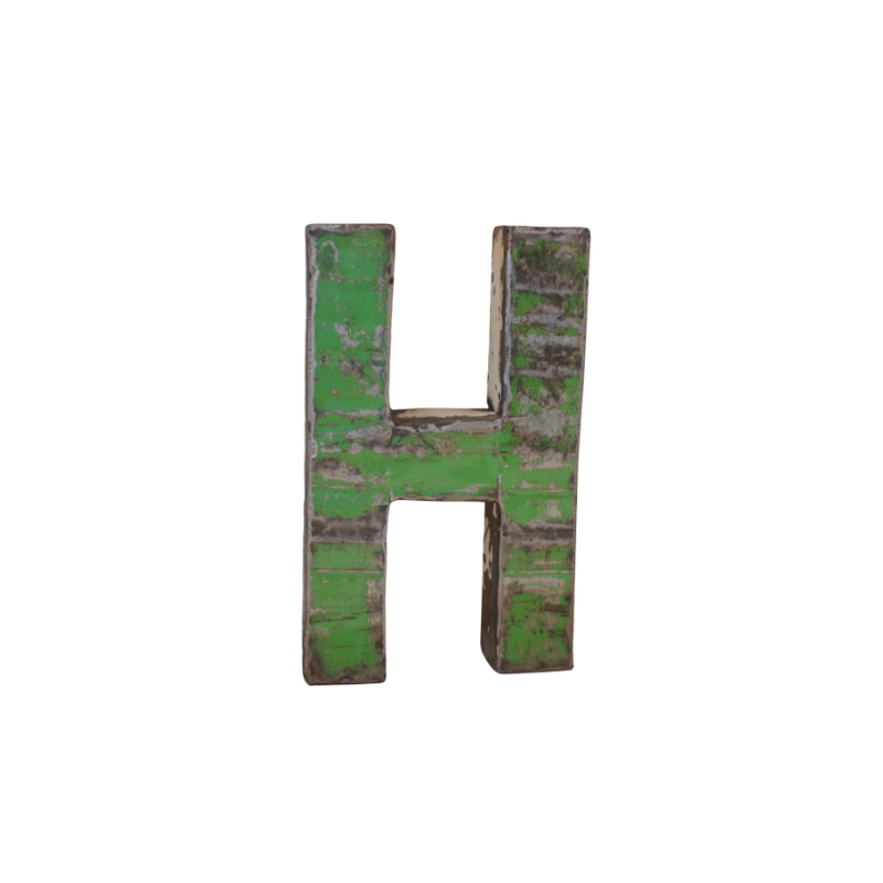 Une lettre "H" rustique en métal recyclé, d'une hauteur de 22 cm, au fini vert vieilli et à l'usure visible, se tient debout sur un fond blanc, apportant un charme vintage rappelant la Lettre H déco métal recyclé.