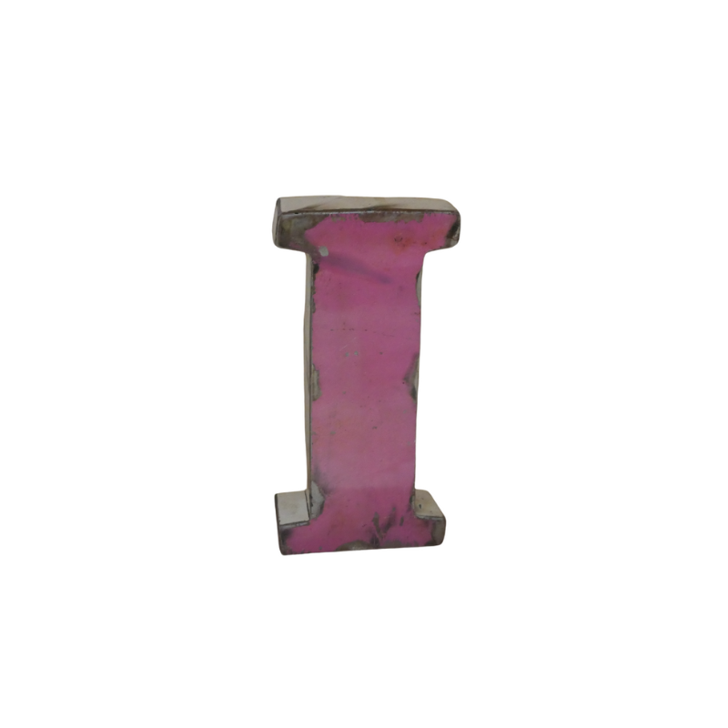 La Lettre H déco métal recyclé 15cm (Copie), isolée sur fond blanc, se caractérise par une lettre "H" métallique tridimensionnelle peinte en rose, présentant des traces d'usure et des rayures visibles, qui en font tout le charme.