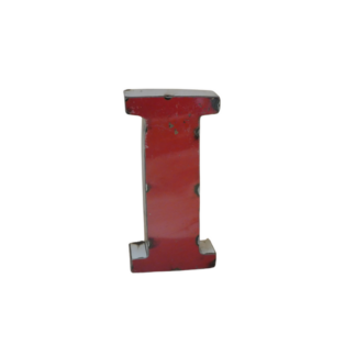 Une grande lettre rouge tridimensionnelle "I" avec des traces d'usure, des boulons et des rayures visibles - semblable à la Lettre I déco métal recyclé 15cm - est isolée sur un fond blanc.