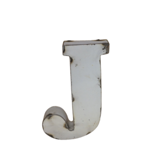 Lettre J déco métal recyclé 15cm avec une surface légèrement usée, isolée sur fond blanc.