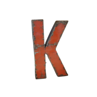 Un "K" tridimensionnel en métal recyclé, peint en orange délavé avec une finition rustique, se tient debout. Cette pièce de 22 cm attirera tous les regards dans votre collection Lettre K déco métal recyclé.