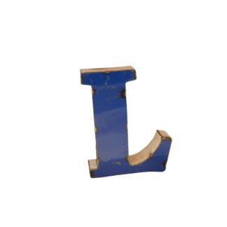 Une lettre "L" métallique tridimensionnelle à la finition bleue légèrement usée se dresse sur un fond blanc, s'associant parfaitement à la "Lettre K déco métal recyclé 15cm (Copie)" en métal recyclé de 15cm.