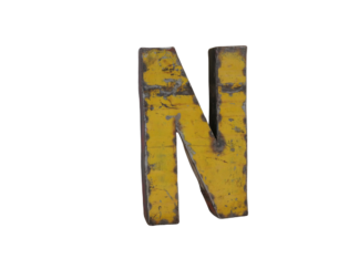 Une grande lettre jaune tridimensionnelle "N" avec une finition altérée, inspirée de la "Lettre M déco métal recyclé 22cm (Copie)", présente une usure des bords et est isolée sur un fond blanc.