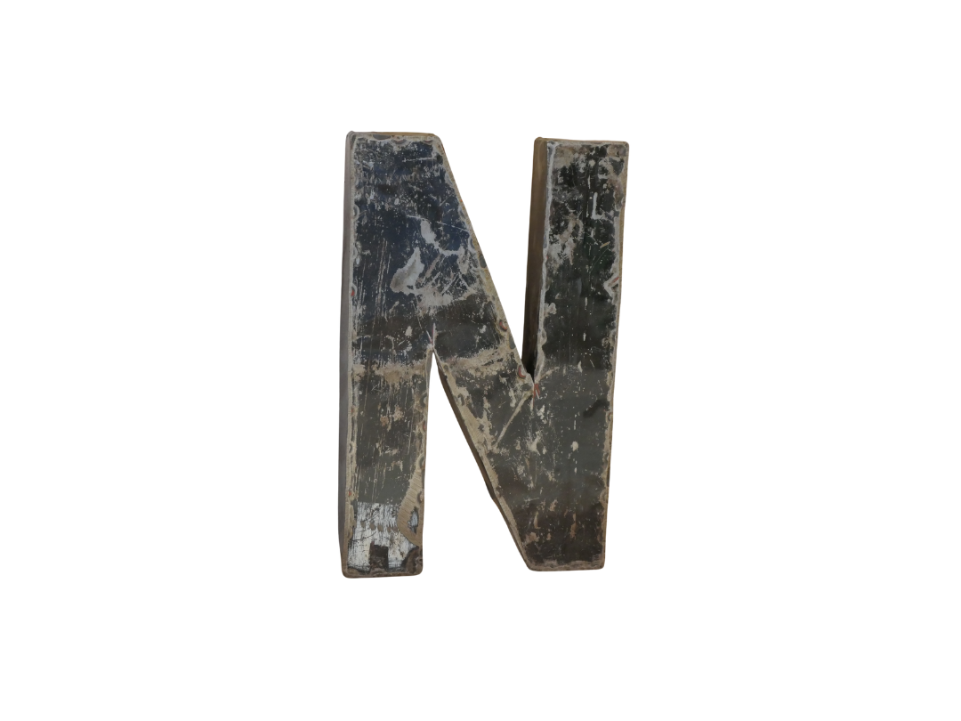 Une grande lettre majuscule "N" en métal recyclé, à l'aspect usé par le temps. La Lettre N déco métal recyclé 22cm semble métallique et usée, et est isolée sur un fond blanc.