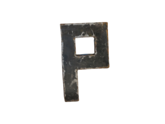 La "Lettre P déco métal recyclé 22cm" métallique avec un trou carré en haut présente des surfaces usées et rayées. Idéale pour un décor industriel élégant, surtout lorsqu'elle est associée à la lettre métal "O" assortie.