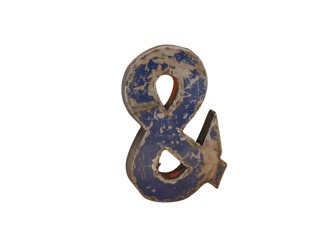 Une esperluette de style vintage "Lettre & déco métal recyclé 22cm" avec une peinture bleue écaillée et de la rouille visible, isolée sur un fond blanc.