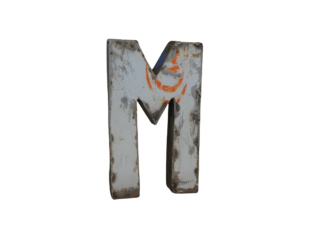 Une grande lettre "L" en métal altéré, avec une peinture blanche écaillée et une marque orange près du sommet, rappelant la Lettre L déco métal recyclé 22cm (Copie), isolée sur un fond blanc.
