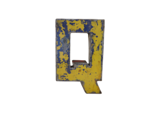 Lettre Q déco métal recyclé 22cm : une grande lettre en métal au fini jaune et bleu écaillé, usée et patinée, isolée sur fond blanc-idéale pour compléter votre collection de lettres déco métal.