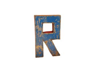 La "Lettre R déco métal recyclé 22cm" présente une finition bleue vieillie qui laisse apparaître le métal en dessous. Elle se tient debout sur un fond blanc - parfaite pour être associée à une lettre q déco métal afin de rehausser tout décor.