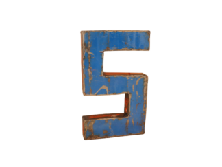 Une grande lettre S tridimensionnelle en métal recyclé avec de la peinture bleue et des bords usés, rappelant le style vintage. Produit : Lettre S déco métal recyclé 22cm, isolée sur fond blanc.