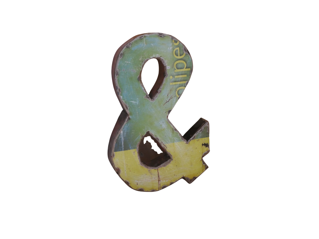 Le symbole de l'esperluette, peint en vert et jaune délavés, avec des rayures et des bords usés, capture l'attrait vintage de la Lettre & déco métal recyclé 22cm, présentée sur un fond blanc.