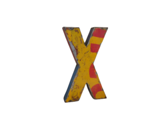 Une lettre "X" jaune en bois avec des motifs rouges et une légère usure se dresse sur un fond blanc, offrant une alternative ludique à la Lettre W déco métal recyclé 22cm (Copie).