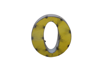 Panneau Lettre O déco métal recyclé de 15 cm, jaune, usé par les intempéries, avec des boulons visibles et de légers dommages, dans un style vintage, isolé sur un fond blanc.
