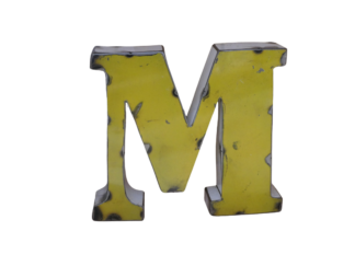 Lettre "M" jaune, métallique, à la peinture écaillée et aux bords usés, dans le style de la Lettre M déco métal recyclé de 15 cm, isolée sur fond blanc.
