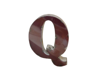 Une lettre métallique tridimensionnelle "Q" (Lettre Q déco métal recyclé 15cm) avec une finition brun-rouge foncé, légèrement altérée, se dresse sur un fond blanc uni, ajoutant un style moderne aux intérieurs.