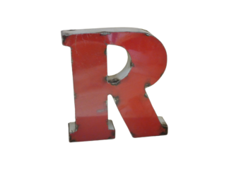 Une grande Lettre R déco métal recyclé rouge de 15 cm, tridimensionnelle, avec des coutures visibles et une surface légèrement usée, isolée sur un fond blanc.