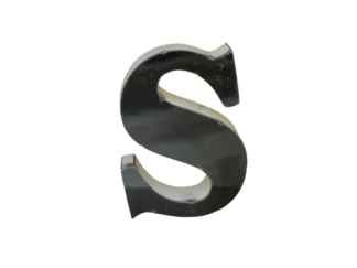 Un "S" noir tridimensionnel à la finition brillante, comme la Lettre S déco métal recyclé 15cm, est présenté isolé sur un fond blanc.