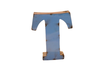 Lettre "T" en métal bleu clair avec des taches de rouille et des bords usés, rappelant la Lettre S déco métal recyclé 15cm (Copie), isolée sur fond blanc.