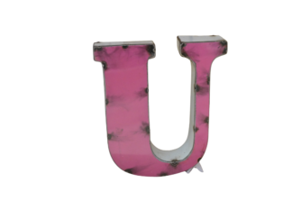Un grand "U" tridimensionnel en rose avec des rivets métalliques sur les bords, fabriqué à partir de métal recyclé (Lettre U déco métal recyclé 15cm), présenté sur un fond blanc uni - un ajout parfait à votre collection.