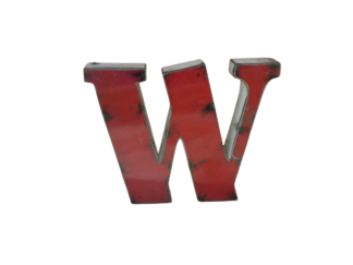 Une grande Lettre W déco métal recyclé de 15 cm, tridimensionnelle, de couleur rouge, à l'aspect légèrement usé, isolée sur un fond blanc.
