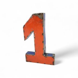 Le Chiffre 1 déco métal recyclé 22 cm, un numéro en métal de style vintage avec des bords bleus et des détails usés, se tient debout sur un fond blanc - idéal pour être associé à un chiffre 0 pour un décor d'inspiration rétro.